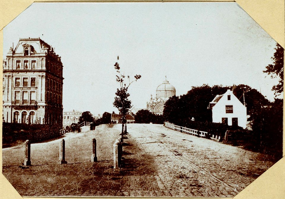 De Hoogesluis in de ouden toestand, omstreeks 1870, ziende op het voormalige Café 'De Steenen Molen'