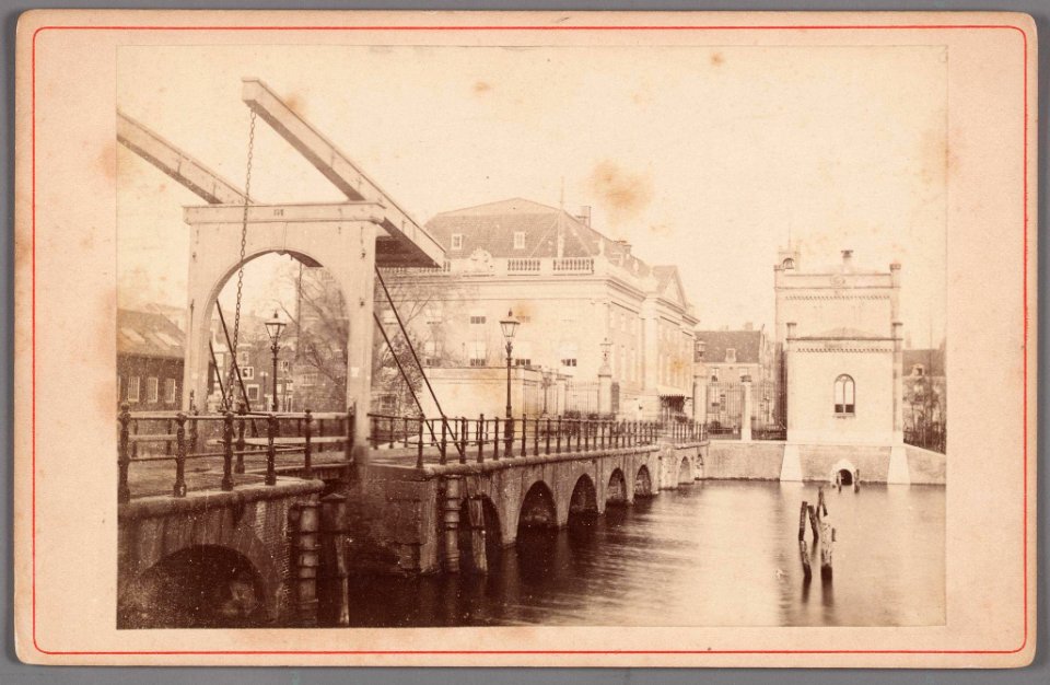 De houten Stadsschouwburg ('Houten kast') op het Leidseplein en de Leidsche barrière gezien vanaf de Buitensingel (Singelgracht)