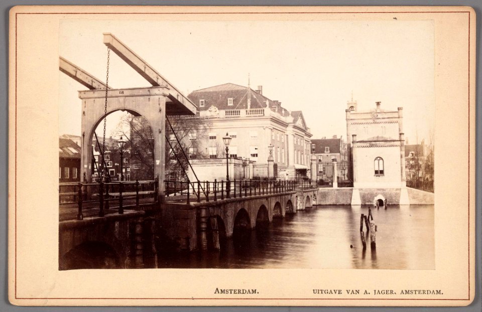 De houten Stadsschouwburg ('Houten kast') op het Leidseplein en de Leidsche barrière gezien vanaf de Buitensingel (Singelgracht)-001