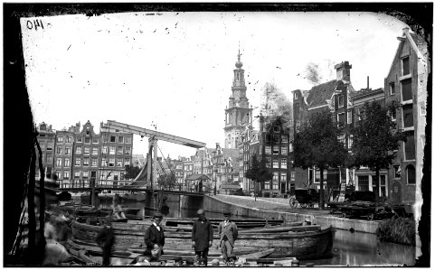 De Houtgracht gezien in noordwestelijke richting naar de Zwanenburgwal en de Raamgracht