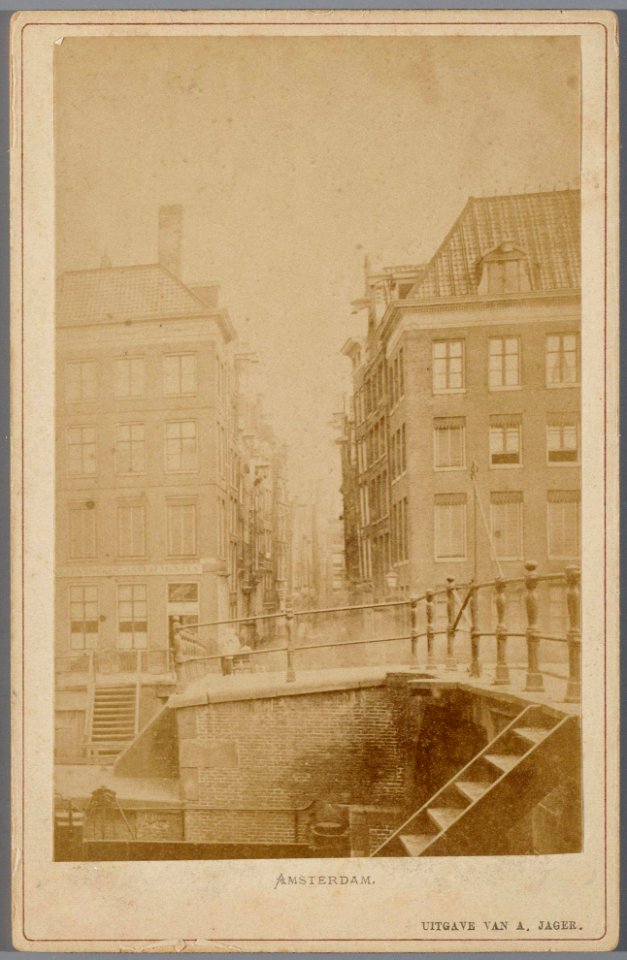 De ingang van de Nieuwebrugsteeg, gezien vanaf de Nieuwe Brug (Brug 303) over het Damrak