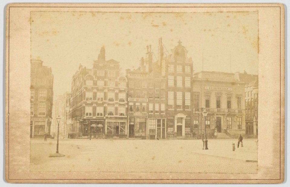 De huizen Dam 10-20 (vrnl) tussen Kalverstraat (rechts) en Beurssteeg (links)