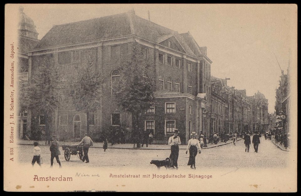 De Hoogduitsche Synagoge in de Nieuwe Amstelstraat met links het Jonas Daniël Meijerplein. Uitgave J.H. Schaefer, Amsterdam, Afb PBKD00217000002