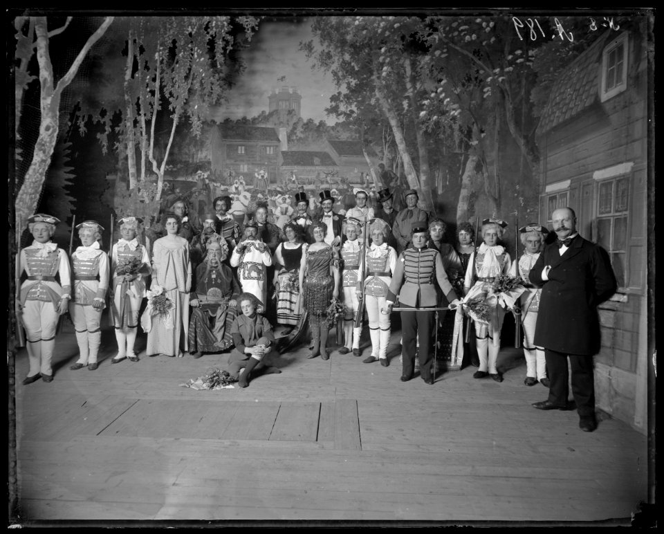 De husvilla, Södra teatern 1899. Gruppbild - SMV - ST018