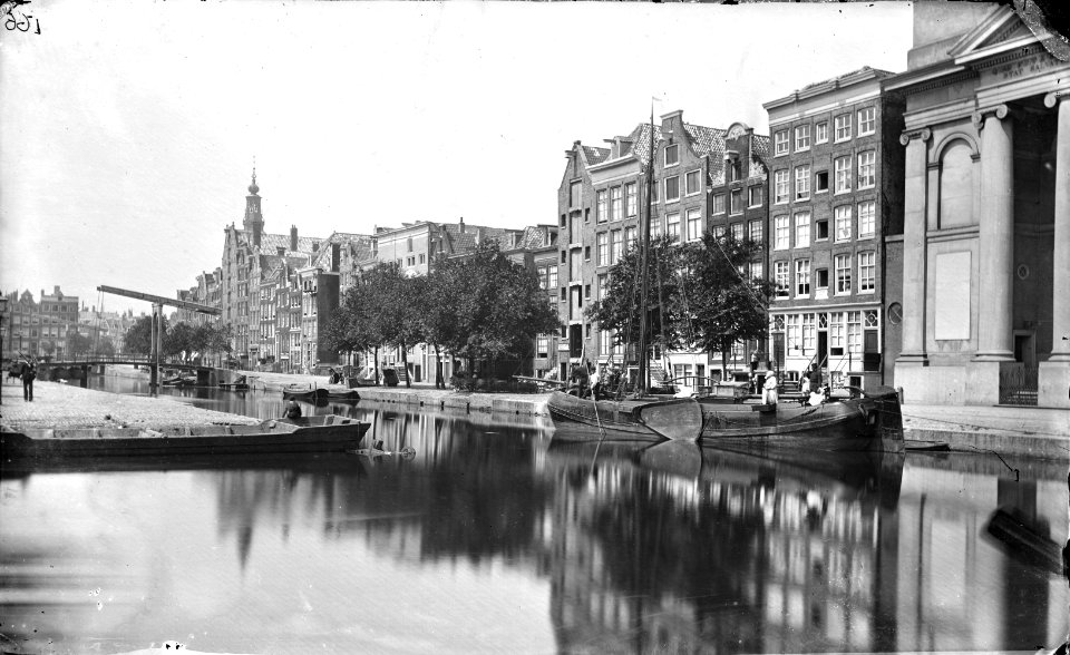 De Houtgracht gezien in westelijke richting naar de Zwanenburgwal, met uiterst rechts de rooms-katholieke Mozes en Aäronkerk op nummer 59 (cropped)
