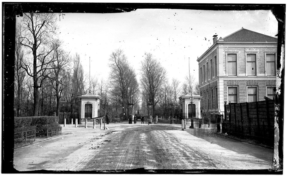 De hoofdingang van Artis aan de Plantage Kerklaan 40, gezien vanuit de Plantage Franschelaan (thans Henri Polaklaan), met rechts de Nieuwe Ledenlokalen (1870-1875)