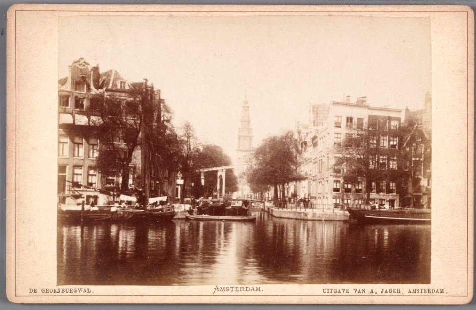 De ingang van de Groenburgwal gezien vanaf de Binnen Amstel naar de toren van de Zuiderkerk