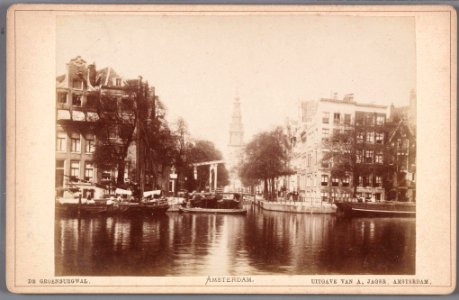 De ingang van de Groenburgwal gezien vanaf de Binnen Amstel naar de toren van de Zuiderkerk