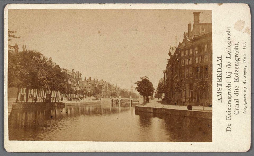 De Keizersgracht gezien in noordelijke richting naar brug 51 bij de Leliegracht. Carte de visite van een stereofoto-001