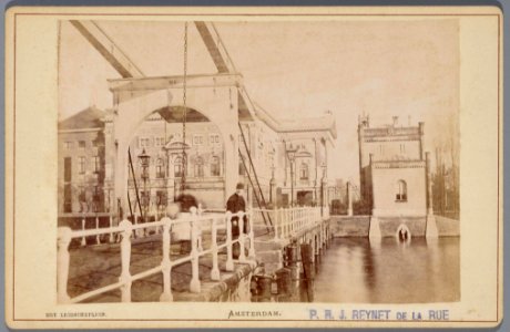 De in 1874 verbouwde Stadsschouwburg op het Leidseplein en de Leidsche barrière gezien vanaf de Buitensingel (Singelgracht)