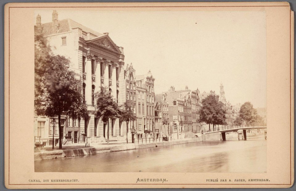De Keizersgracht gezien tussen Runstraat en Berenstraat in noordelijke richting. Op nummer 324 het gebouw van Felix Meritis