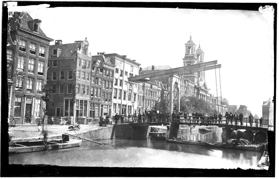 De Houtgracht gezien in zuidoostelijke richting naar de Mozes en Aäronkerk en de Leprozengracht