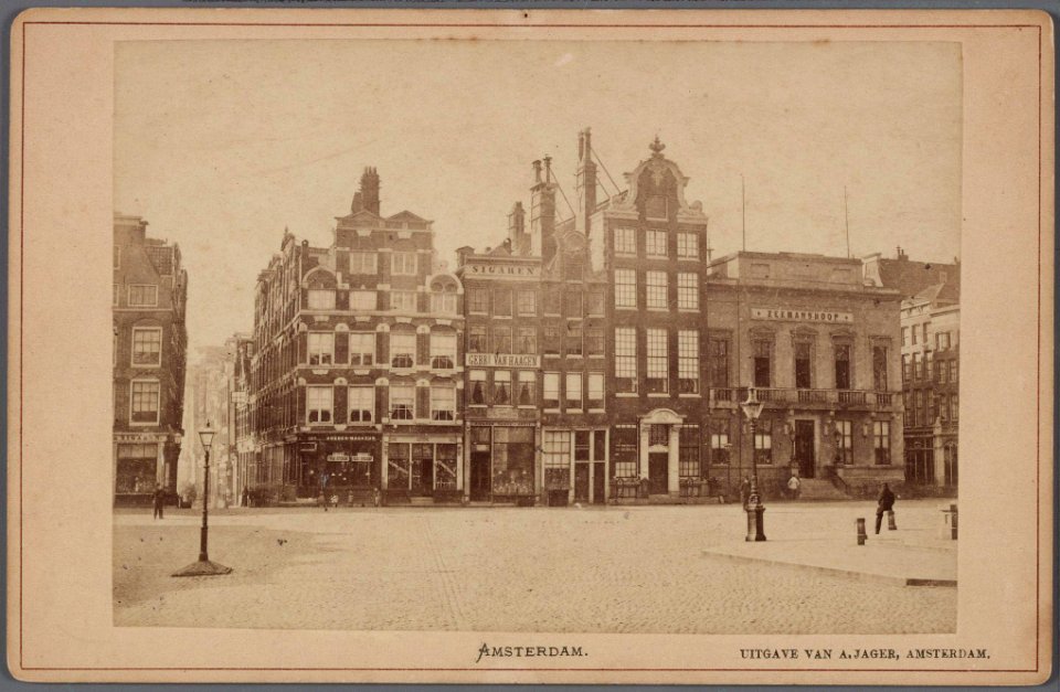 De huizen Dam 10-20 (v.r.n.l.) tussen Kalverstraat (rechts) en Beurssteeg (links)