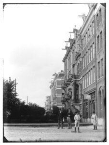De Jongens Olie staande voor Linnaeusstraat 31 Jacob Olie (max res)