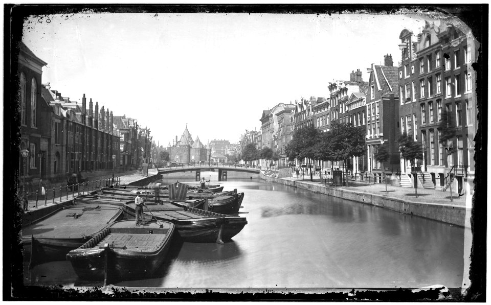 De Kloveniersburgwal gezien vanaf Brug 223 naar de Bushuissluis (Brug 224) en de Nieuwmarkt mer de Sint Antonieswaag