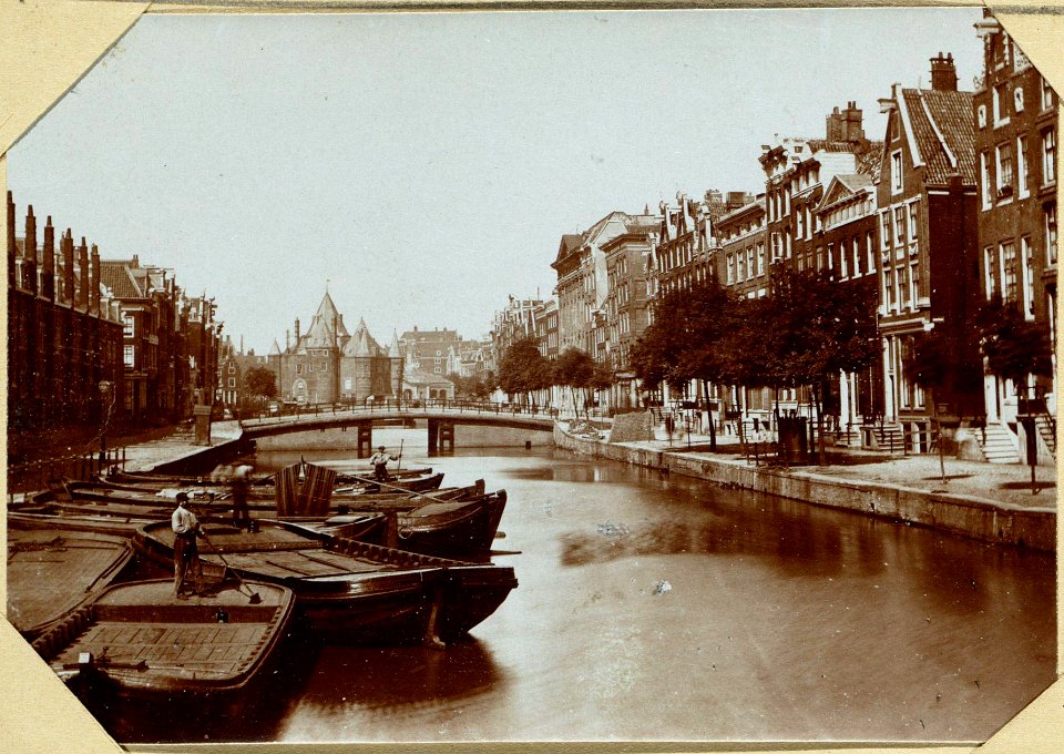 De Kloveniersburgwal, ziende van het Rusland naar de Zandstraat en naar de Nieuwmarkt