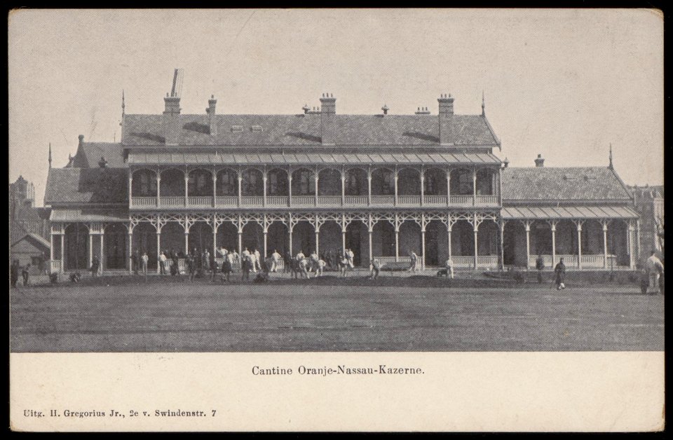 De Kantine van de Oranje-Nassau Kazerne met exercitieplaats, Sarphatistraat 154. Uitgave H. Gregorius Jr. 2e van Swindenstraat 7, Afb PBKD00164000010