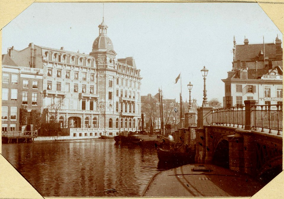 De Kloveniersburgwal, ziende op het Brack's Doelenhotel en op de Koningsbrug