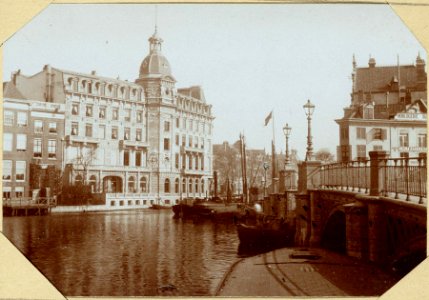 De Kloveniersburgwal, ziende op het Brack's Doelenhotel en op de Koningsbrug photo