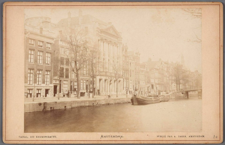 De Keizersgracht gezien tussen Runstraat en Berenstraat in noordelijke richting, met op nummer 324 het gebouw van Felix Meritis