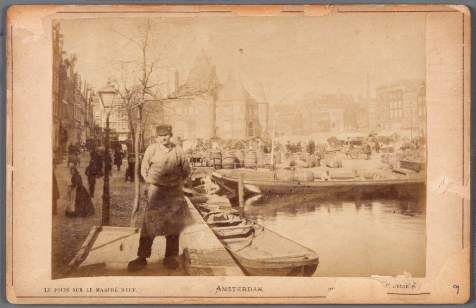 De Kloveniersburgwal gezien in noordelijke richting naar de Nieuwmarkt met de Waag
