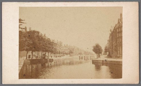 De Keizersgracht gezien in noordelijke richting naar brug 51 bij de Leliegracht. Carte de visite van een stereofoto