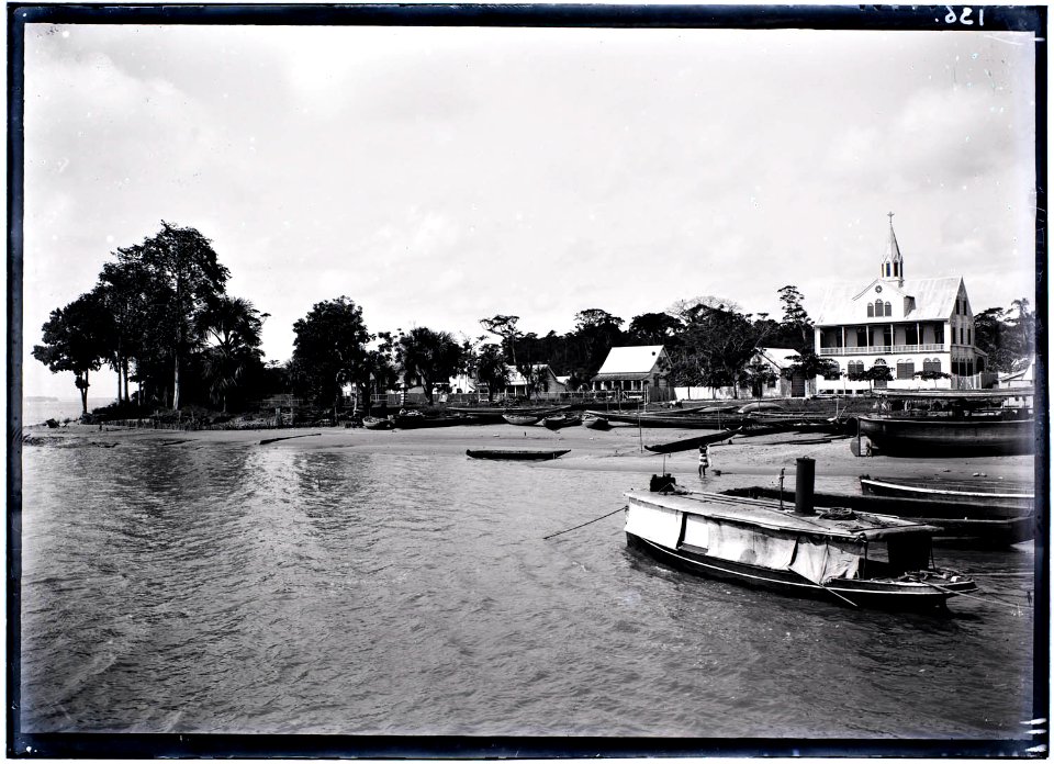 De kust van Albina vanaf het water