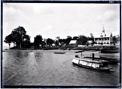 De kust van Albina vanaf het water