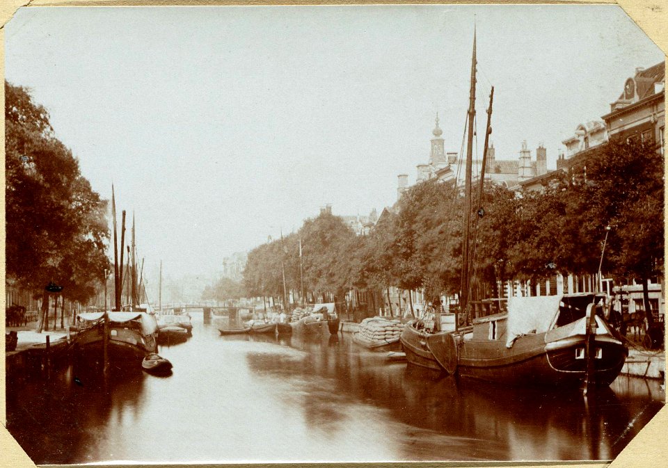 De Kloveniersburgwal, ziende van de Staalstraat naar de Raamgracht
