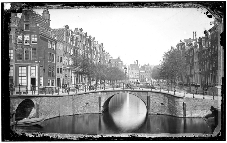 De Leidsegracht gezien in noordoostelijke richting vanaf de Keizersgracht naar de Herengracht, met links op de hoek Keizersgracht 419