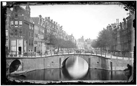 De Leidsegracht gezien in noordoostelijke richting vanaf de Keizersgracht naar de Herengracht, met links op de hoek Keizersgracht 419 photo