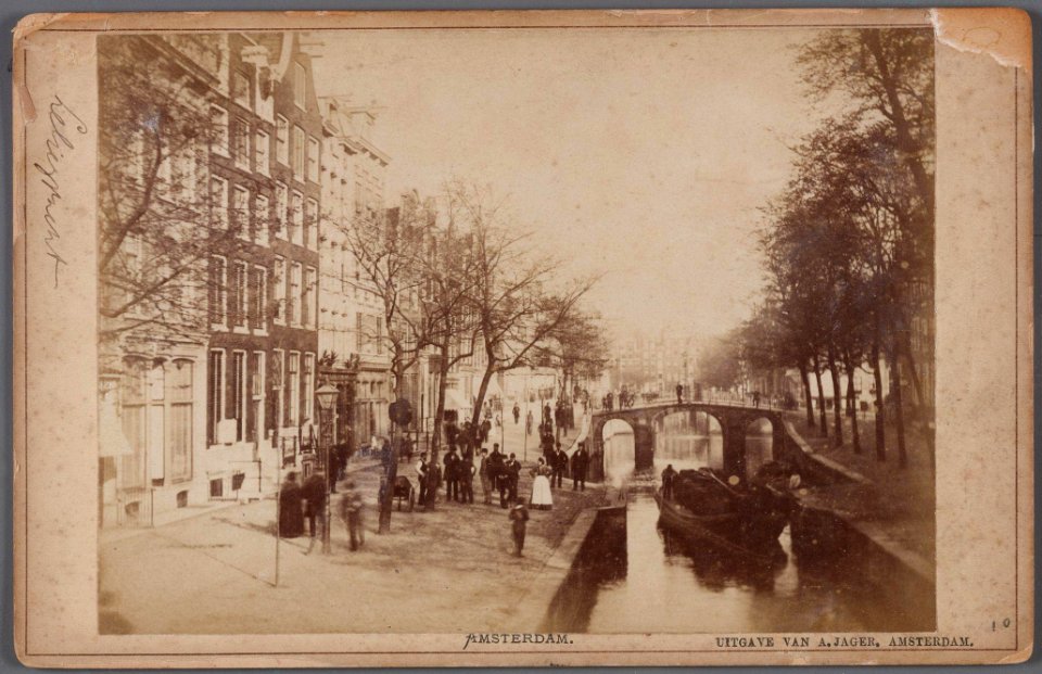 De Leliegracht gezien in oostelijke richting naar de brug voor de Keizersgracht. Links de nummers 36-54 (v.r.n.l.)