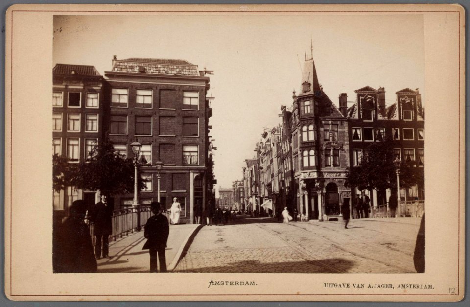 De Leidsestraat gezien naar het Leidseplein. Op de voorgrond Keizersgracht 504-512 (v.r.n.l.)