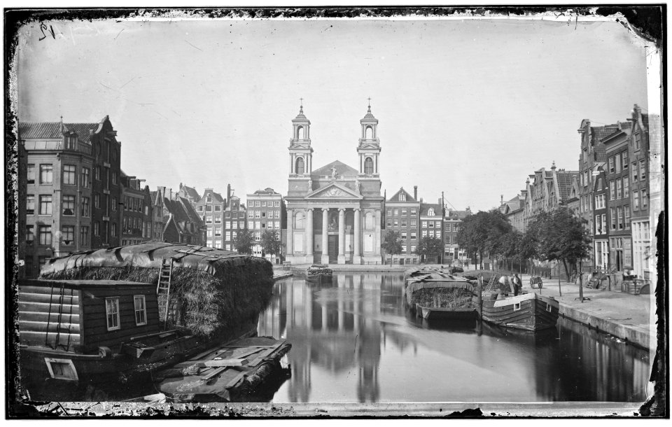 De Leprozengracht gezien naar de Mozes en Aäronkerk