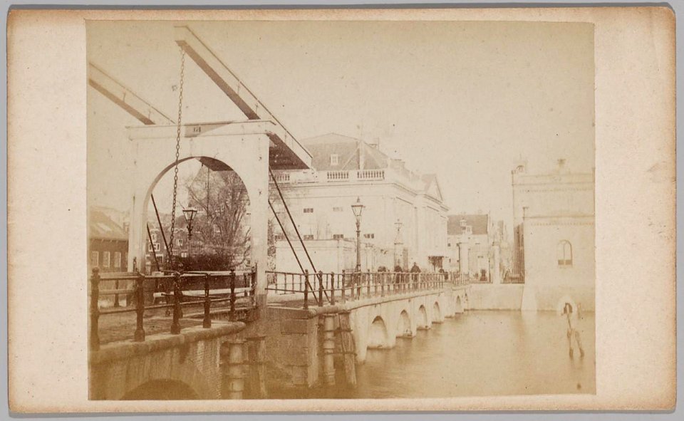 De Leidsche barriere met de ophaalbrug over de Singelgracht gezien naar de houten Schouwburg en het politieposthuis