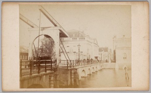 De Leidsche barriere met de ophaalbrug over de Singelgracht gezien naar de houten Schouwburg en het politieposthuis photo