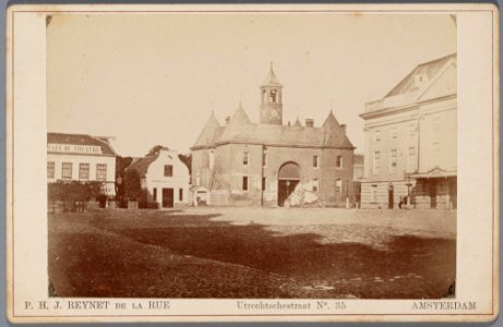 De Leidsepoort op het Leidseplein, afgebroken in 1862, met rechts de houten Stadsschouwburg-001