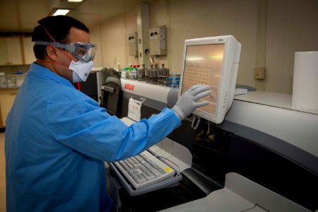 Daily Operations in the Core Lab Aboard USNS Comfort (49826052293)
