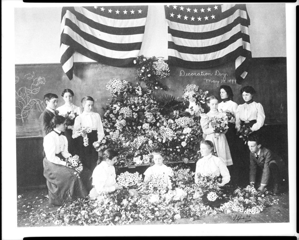 Daisies gathered for Decoration Day, May 30, 1899 LCCN2001703674
