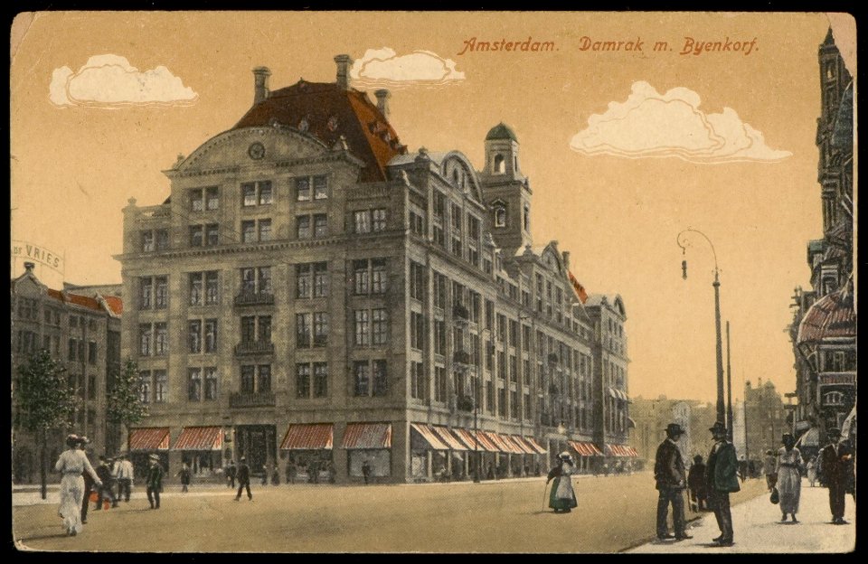 Dam 1, de Bijenkorf met links het Beursplein en rechts het Damrak. Uitgave J. Sleding, Amsterdam, Afb PBKD00313000011