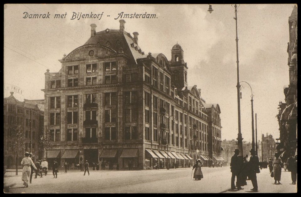 Dam 1, de Bijenkorf met op de voorgrond het Damrak. Uitgave J. Sleding, Amsterdam, Afb PBKD00313000014