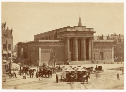 Dam 1, Links de ingang van het Damrak