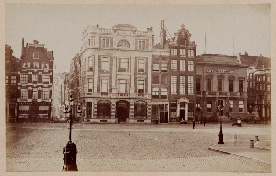 Dam - Gezien naar de ingang van de in 1875 verbrede Beurssteeg