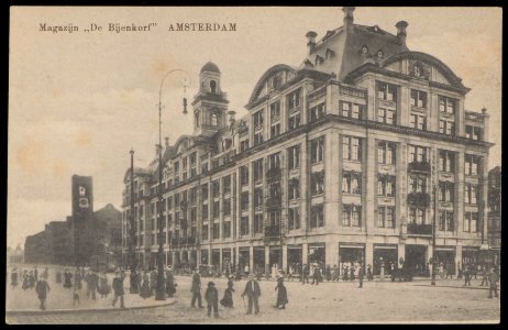 Dam 1, de Bijenkorf met op de voorgrond de Dam en links het Damrak. Uitgave N.V. Magazijn 'de Bijenkorf', Amsterdam, Afb PBKD00313000015