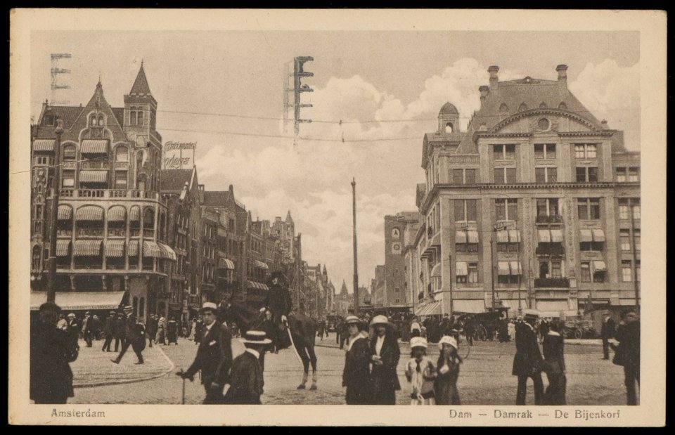 Dam 1. De Bijenkorf met in het midden het Damrak. Uitgave J.H. Schaefer's Platino Uitg. Amsterdam, Afb PBKD00313000002