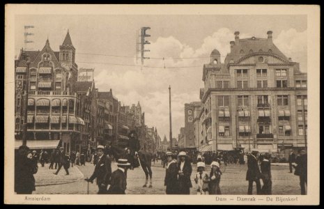 Dam 1. De Bijenkorf met in het midden het Damrak. Uitgave J.H. Schaefer's Platino Uitg. Amsterdam, Afb PBKD00313000002