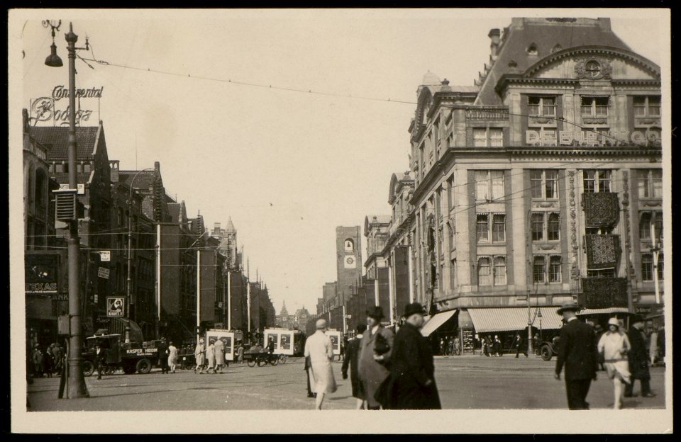 Dam 1, de Bijenkorf met het Damrak richting Beursgebouw. Uitgave J. Vlieger, Amsterdam, Afb PBKD00313000010