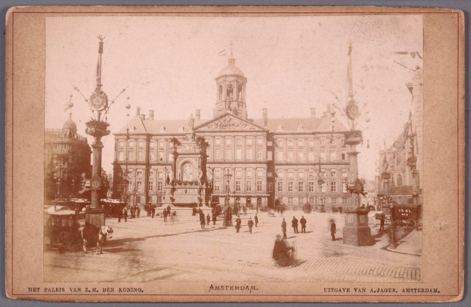 Dam gezien naar het Koninklijk Paleis. Het plein is versierd ter gelegenheid van de kroningsfeesten in 1898