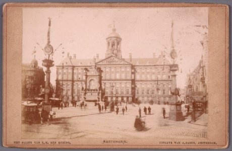 Dam gezien naar het Koninklijk Paleis. Het plein is versierd ter gelegenheid van de kroningsfeesten in 1898 photo
