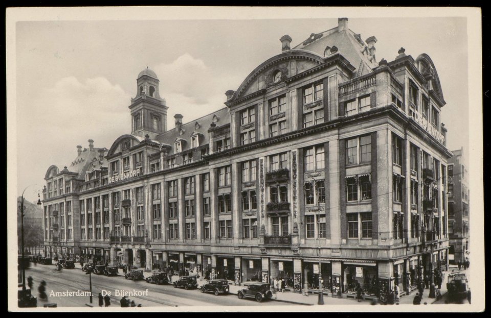 Dam 1, de Bijenkorf met op de voorgrond het Damrak met een rij taxi's. Uitgave N.V. Magazijn 'de Bijenkorf', Amsterdam, Afb PBKD00313000013